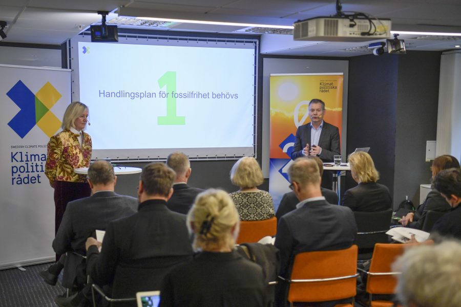Ordföranden Ingrid Bonde och vice ordf Johan Kuylenstierna presenterar Klimatpolitiska rådets rapport vid en presskonferens i World Trade Centre i Stockholm på torsdagen.