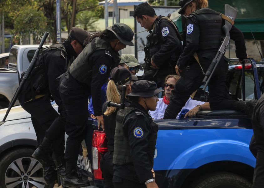 Alfredo Zuniga/AP/TTPolis frihetsberövar oppositionella under en demonstration i helgen.