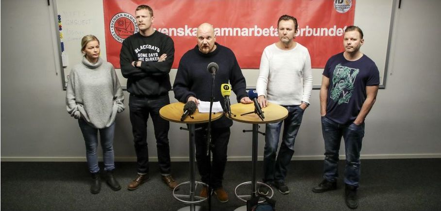 Vid en presskonferens varslade Hamnarbetarförbundet om strejk från 6 mars.