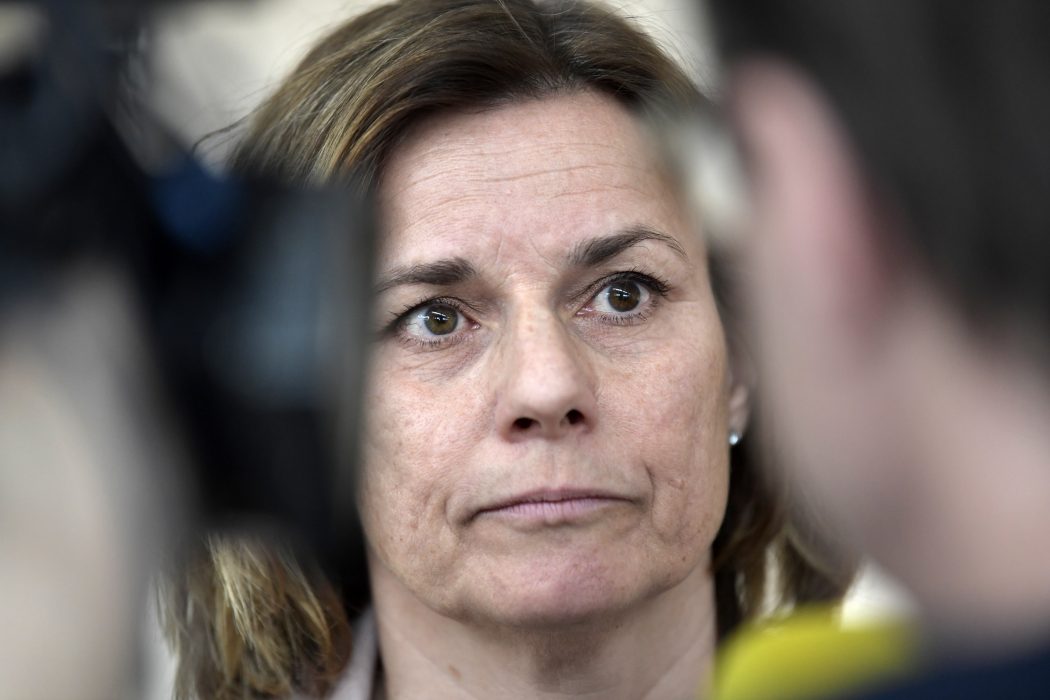 Miljö- och klimatminister samt vice statsminister Isabella Lövin (MP) intervjuas av journalister efter en interpellationsdebatt i riksdagen tidigare i mars.