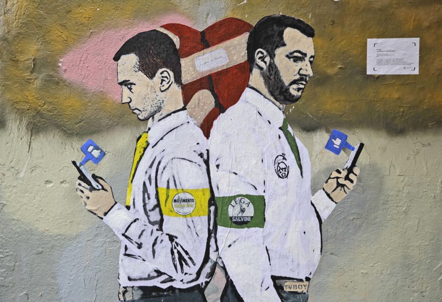 En väggmålning i Milano av Italiens två vice premiärministrar, populistiska Femstjärnerörelsens Luigi Di Maio och främlingsfientliga Legas Matteo Salvini.