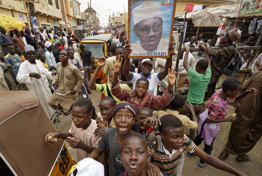 Supportrar till Muhammadu Buhari  firar segern.