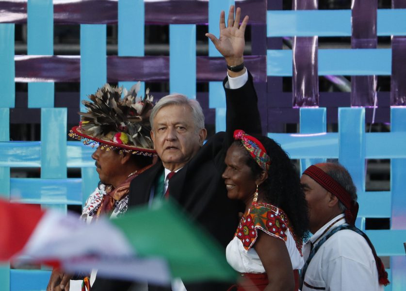 Mexikos president Andrés Manuel López Obrador, här vid med religiösa ledare från ursprungsbefolkningen vid ceremonin där han svors in i december.