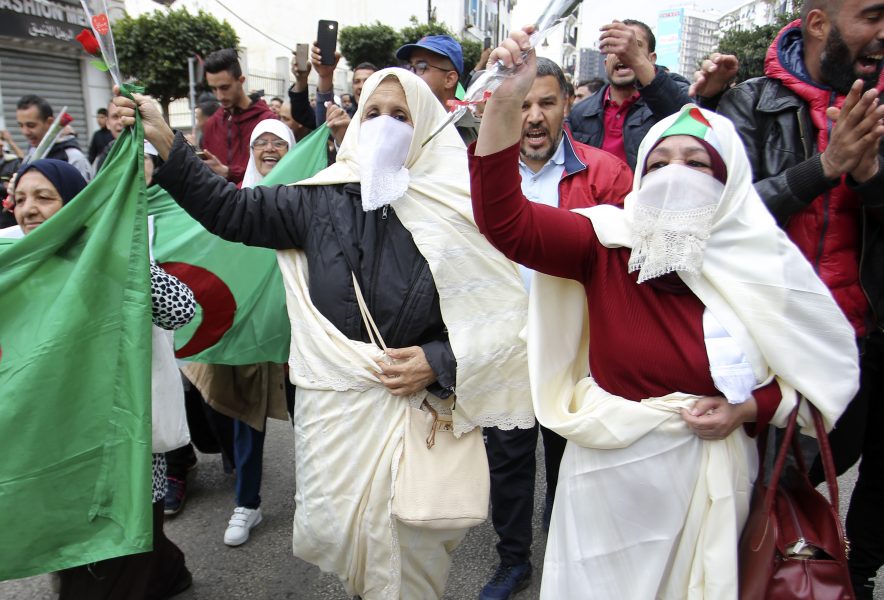 Kvinnor i Algeriet protesterar mot president Abdelaziz Bouteflika på fredagen.