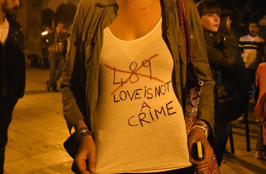 En kvinna demonstrerar mot Marockos lag mot homosexualitet.