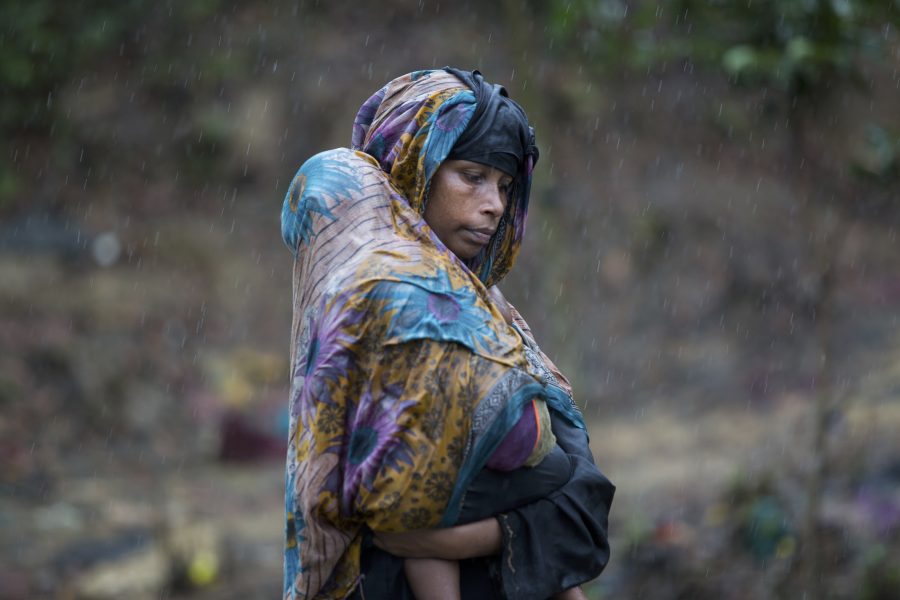 En kvinna med sitt barn i ett av de många flyktingläger som upprättats för rohingyer i Bangladesh.