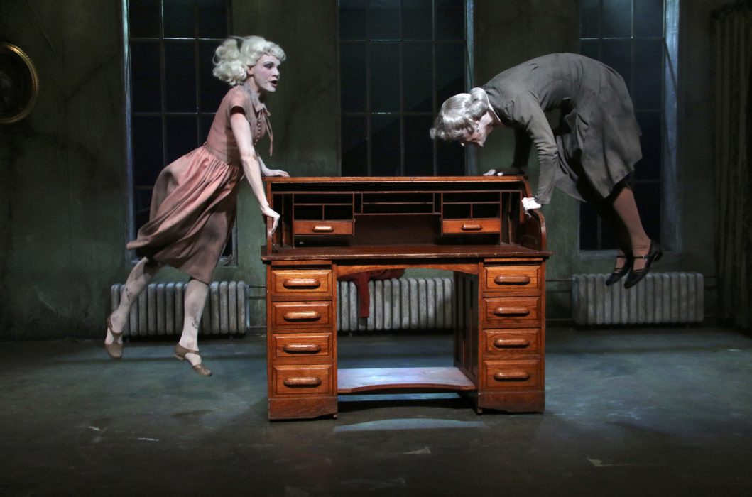Misa Lommi och Somin Häger deltar i dansföreställningen Förvandlingen som gästvisas på Stora teatern torsdagen den 21 februari.