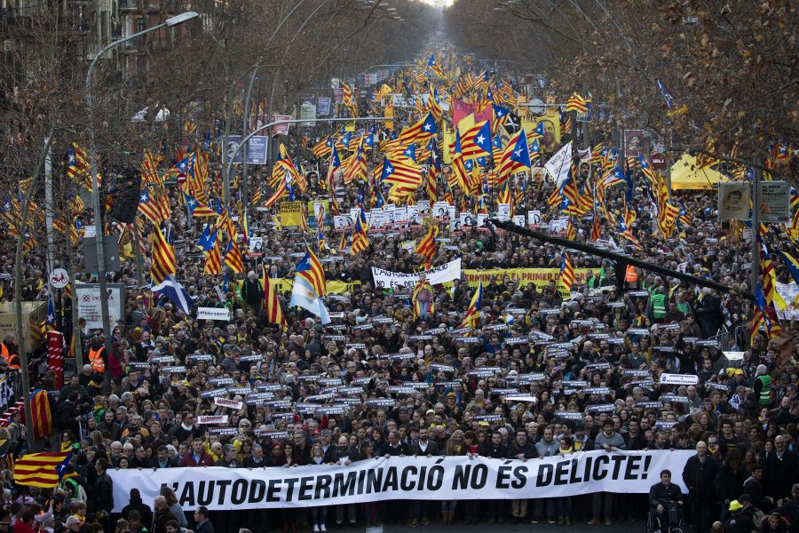 Tiotusentals människor marscherade på Barcelonas gator på lördagen i protest mot rättegången mot katalanska separatistledare.