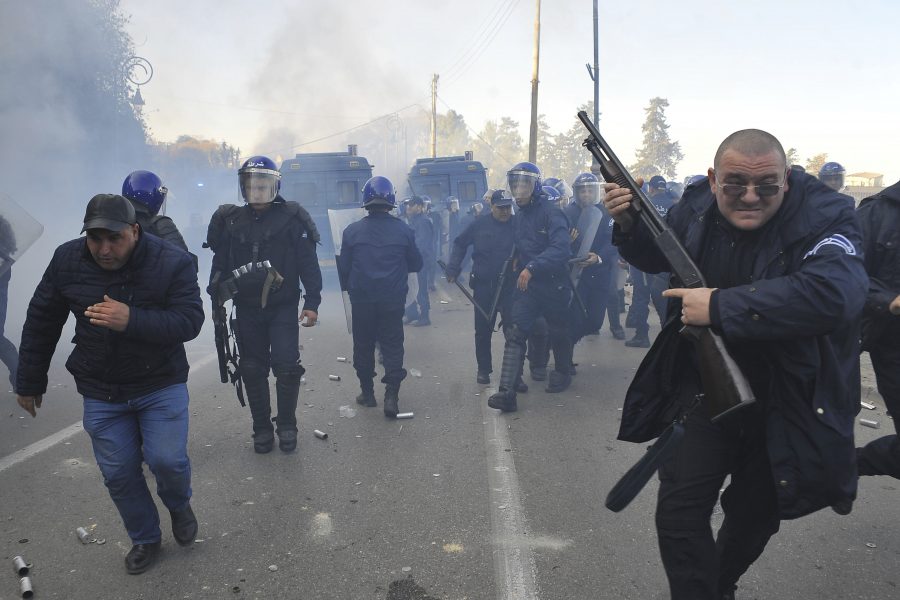 Poliser skjuter tårgas mot demonstranter i Alger.