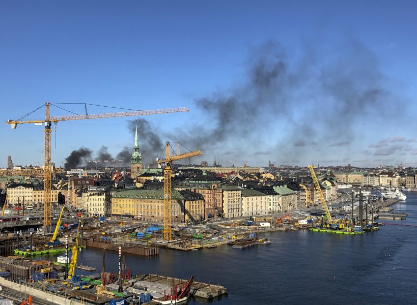 Susanne Kivinen/TT | Röken från branden kunde ses över centrala Stockholm.