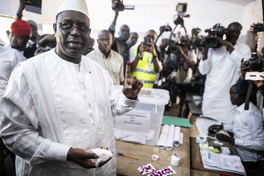 Senegals president Macky Sall i samband med att han röstade i valet.