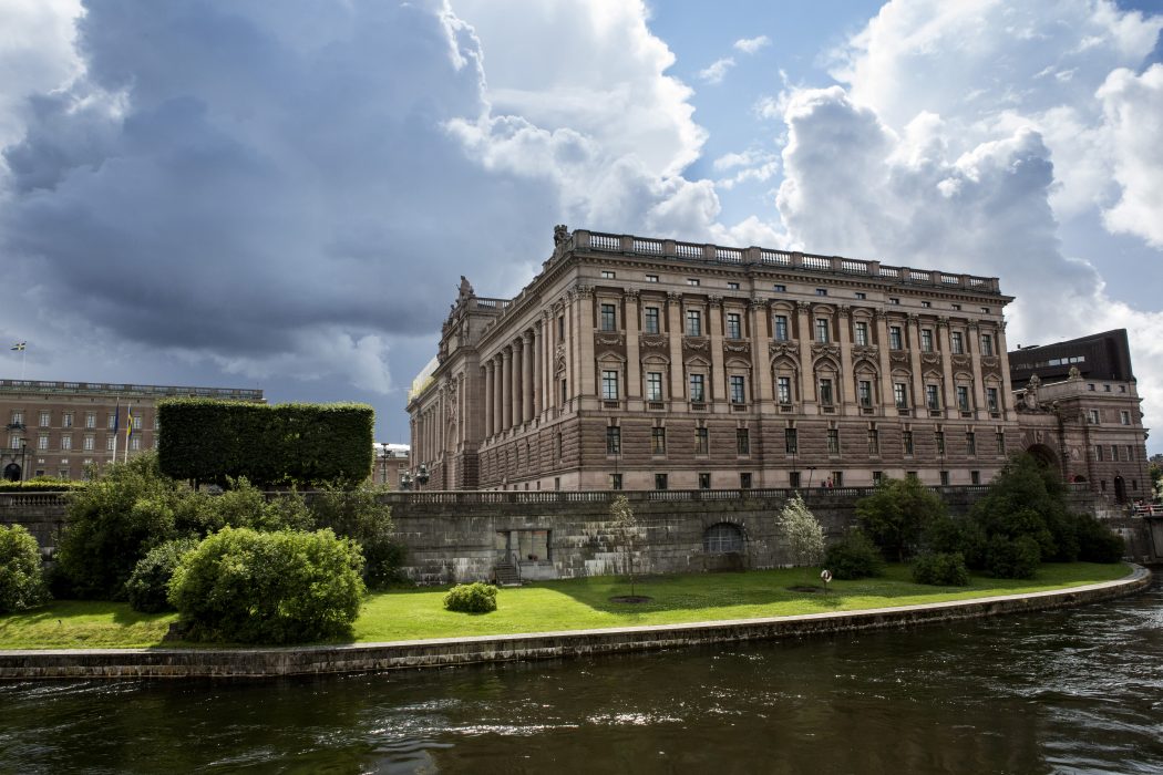 Riksdagens justitieutskott säger nej till regeringens förslag att låta åklagare utse offentliga försvarare.