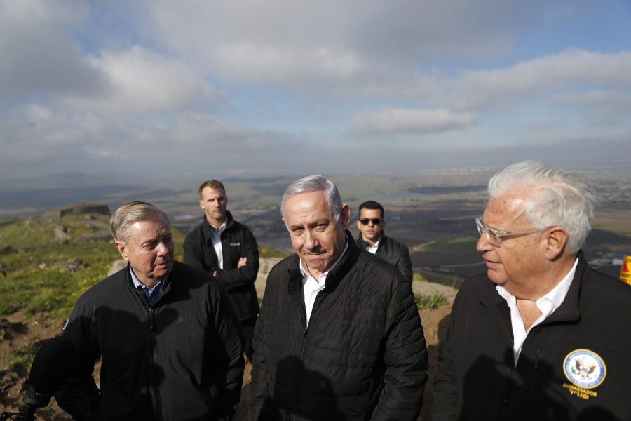 Israels premiärminister Benjamin Netanyahu och republikanske senatorn Lindsey Graham, , tv, och USA:s ambassadör David Friedman besöker Golanhöjderna på måndagen.