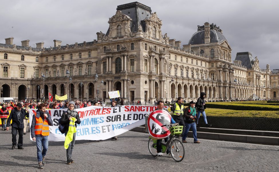 Deltagare i Gula västarnas protest utanför museet Louvren i Paris.