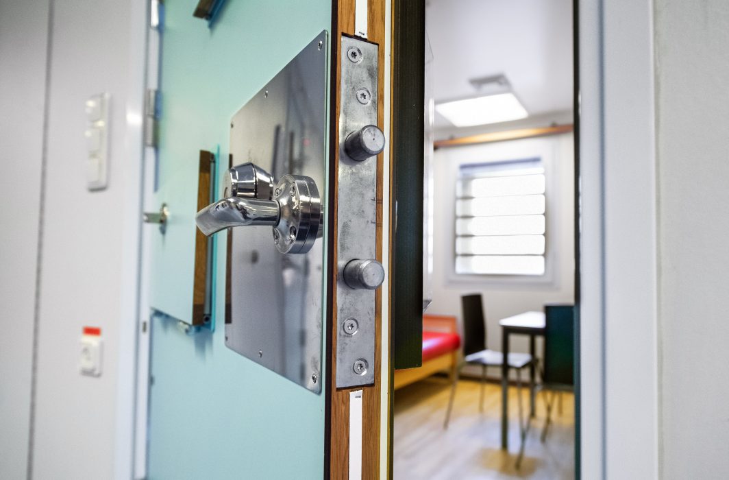 Att göra om sådana här besöksrum till bostadsrum har blivit en akutlösning för att snabbt få fram fler häktesplatser.
