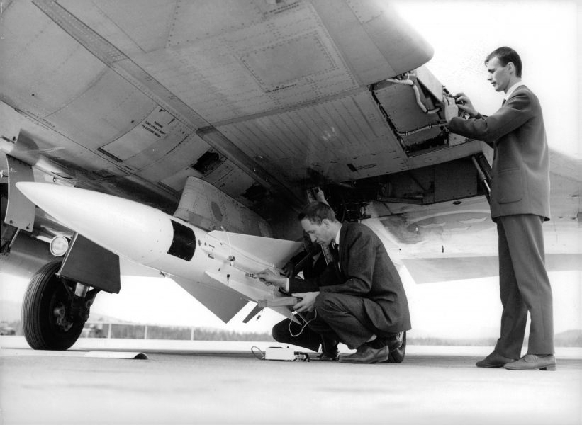 Saabvapen monteras på ett plan 1968.