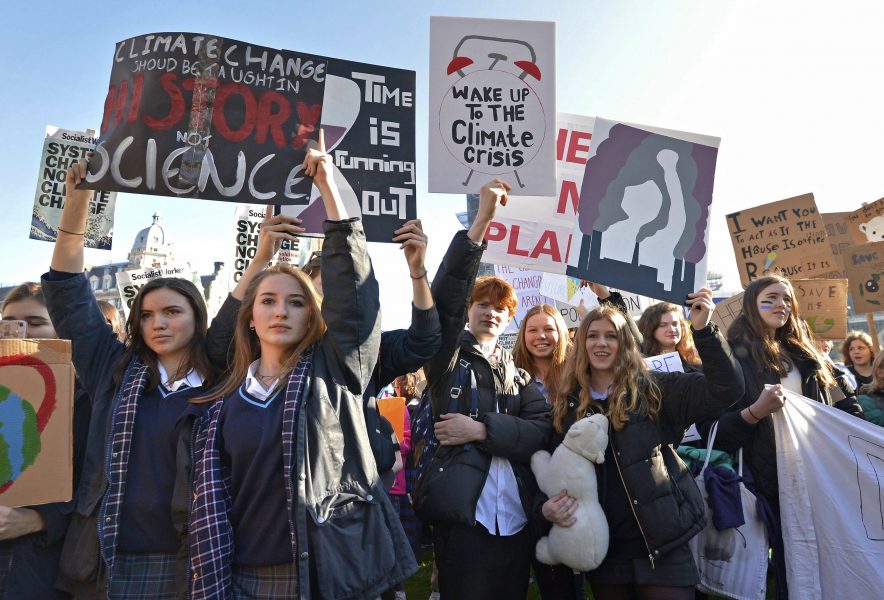 Elever i London protesterar mot klimatförändringarna.