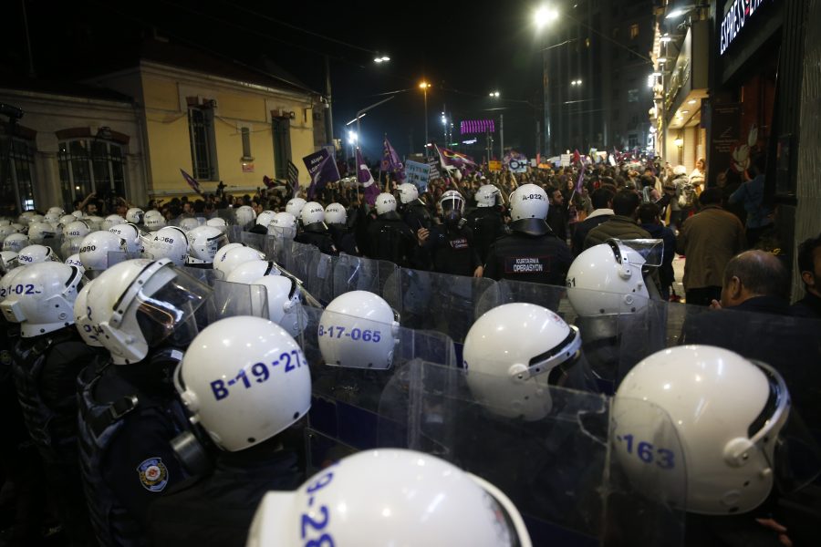 Kravallpolis försöker hejda demonstranterna på Istiklal i Istanbul.