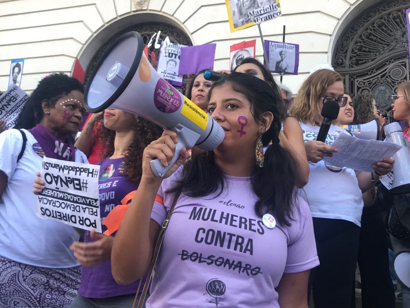 En demonstrant i Rio de Janeiro bär en t-shirt med budskapet: ”Kvinnor mot Bolsonaro”.