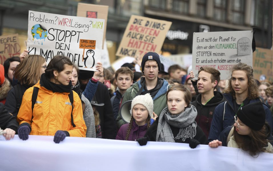 Den svenska klimataktivisten Greta Thunberg och andra skolungdomar får stöd av förbundskansler Angela Merkel.