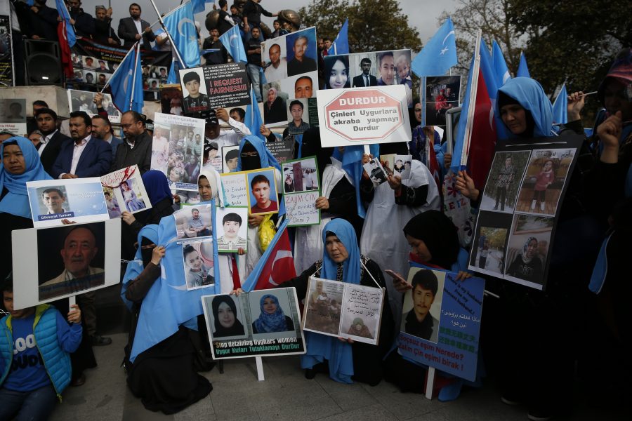 Uigurer i Turkiet håller upp bilder på försvunna nära och kära under en protest i Istanbul i november 2018.