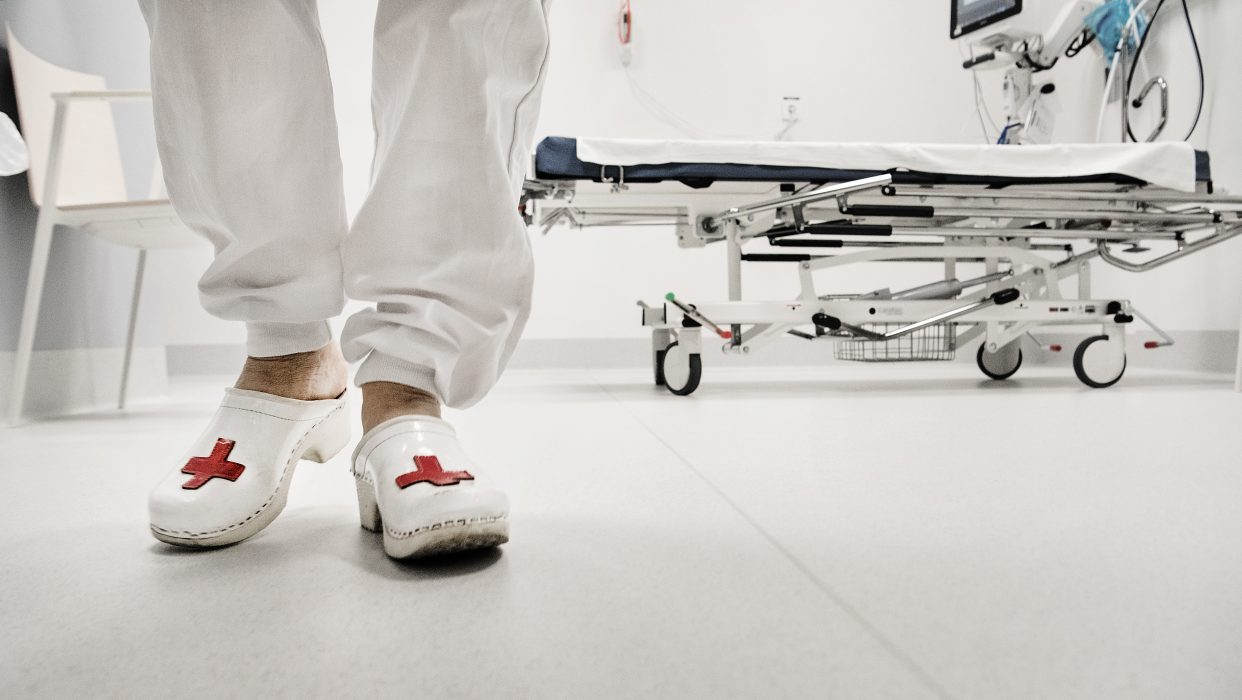Facket agerar efter att sjukhuset erbjudit läkarstudenter att utföra sjuksköterskors arbete.