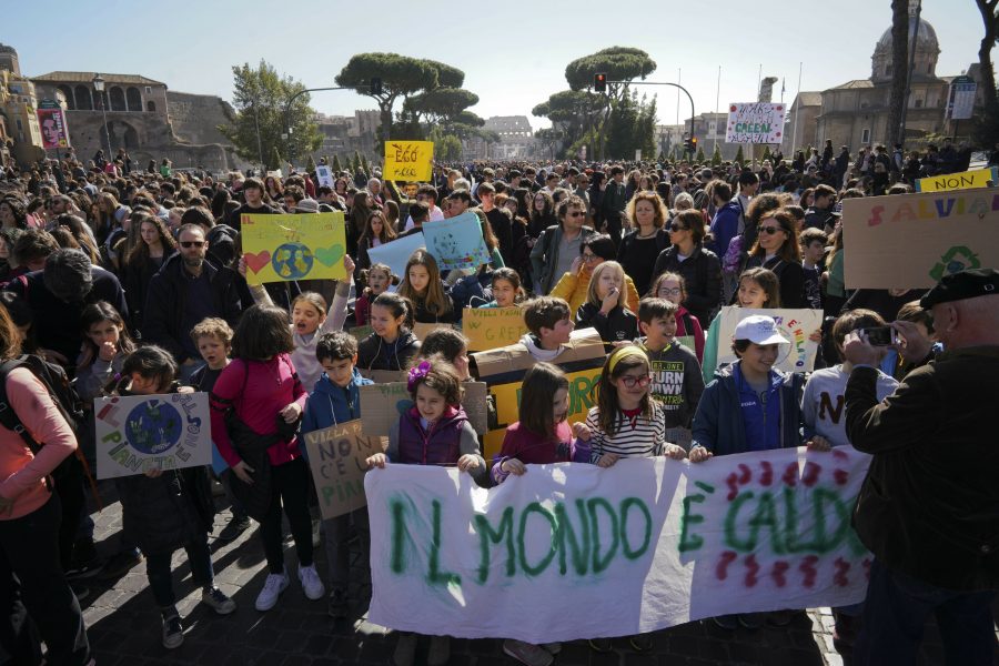 Klimatstrejkande studenter i Italiens huvudstad Rom.