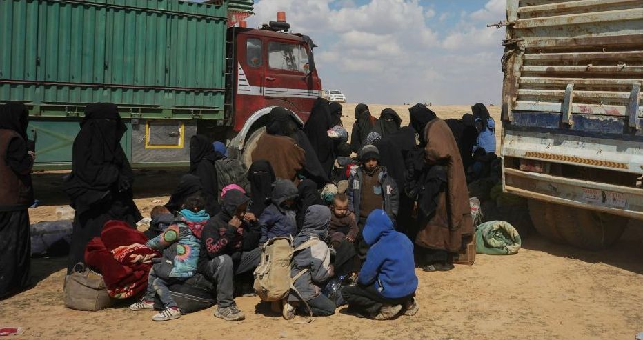 Kvinnor och barn samlas efter att de evakuerats från det sista IS-fästet i Baghouz, Syrien.