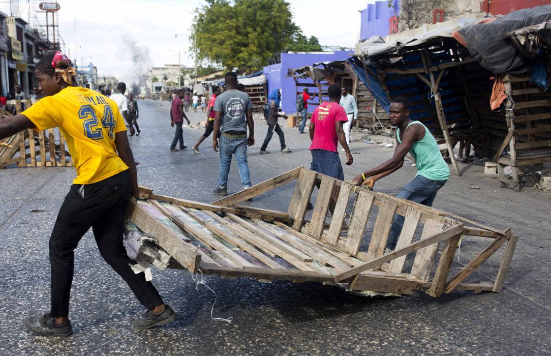 Demonstranter bygger barrikader på gatorna i Port-au-Prince, Haiti.
