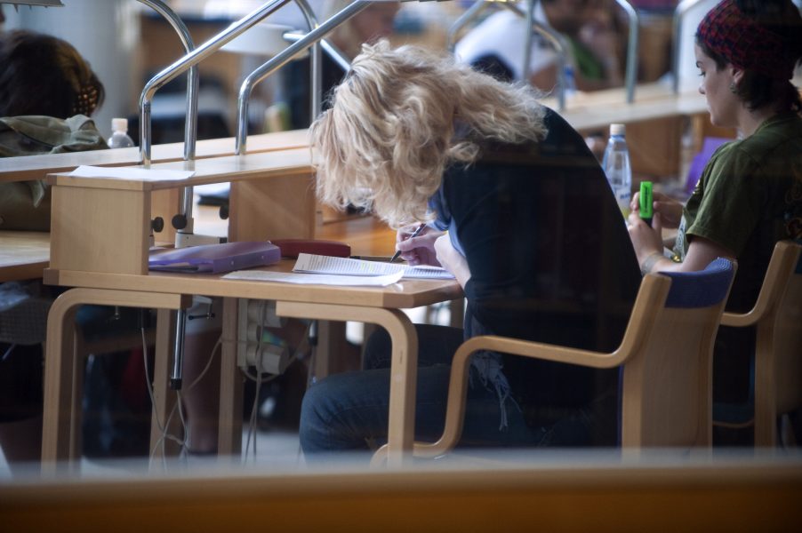Kvinnor tar ökad plats på lärosätena, i Sverige och i hela OECD.