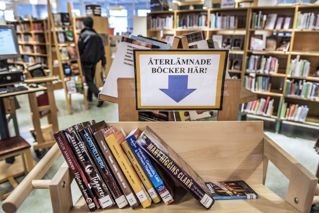 Biblioteksutredningen lämnades över till kulturminister Amanda Lind (MP) på torsdagen.
