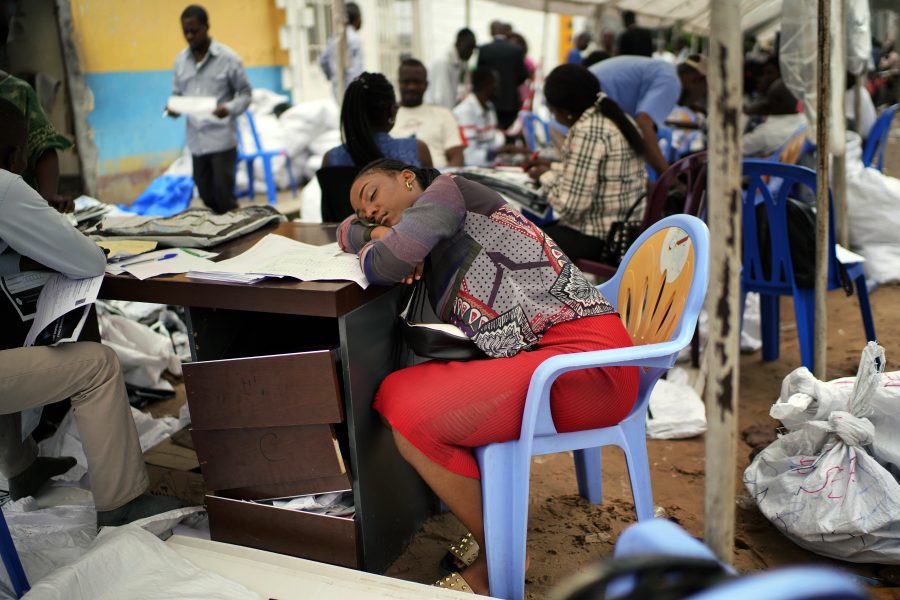 En  valkommissionär vilar utmattat efter rösträkning i Kinshasa.