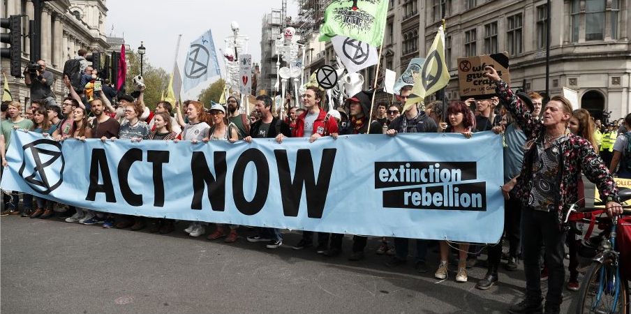 Demonstranter från Extinction rebellion på Parliament Square i London under tisdagen.
