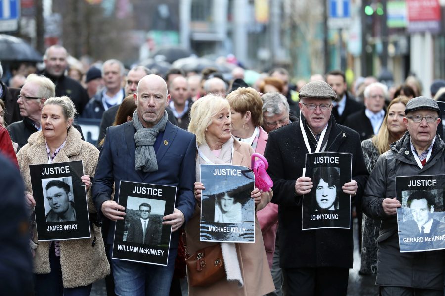 Anhöriga till några av dem som dödades under Bloody Sunday, vid en marsch i Derry i Nordirland den 14 mars.