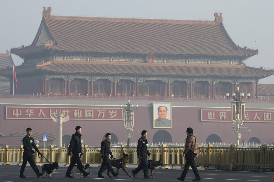 Polis patrullerar Tianman square i Peking vid Nationella folkkongressens möte 4 mars 2019.