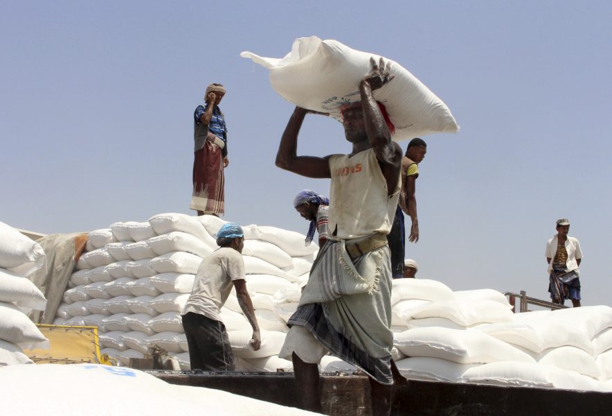Hjälpsändningar från FN:s livsmedelsprogram WFP delas ut i Aslam i provinsen Hajjah i nordvästra Jemen i september i fjol.