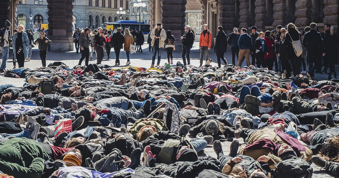 Extinction rebellion-aktivister spelar döda vid Riksdagen 15 april.