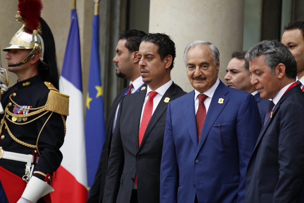 Khalifa Haftar (i mitten med marinblå kavaj) är en av nyckelspelarna i kriget i Libyen.
