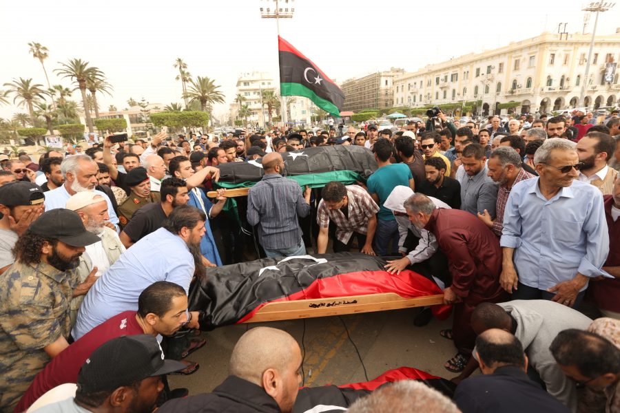 Invånare i Tripoli sörjer anhöriga och vänner som fallit offer för flygbombningar av Libyens huvudstad.