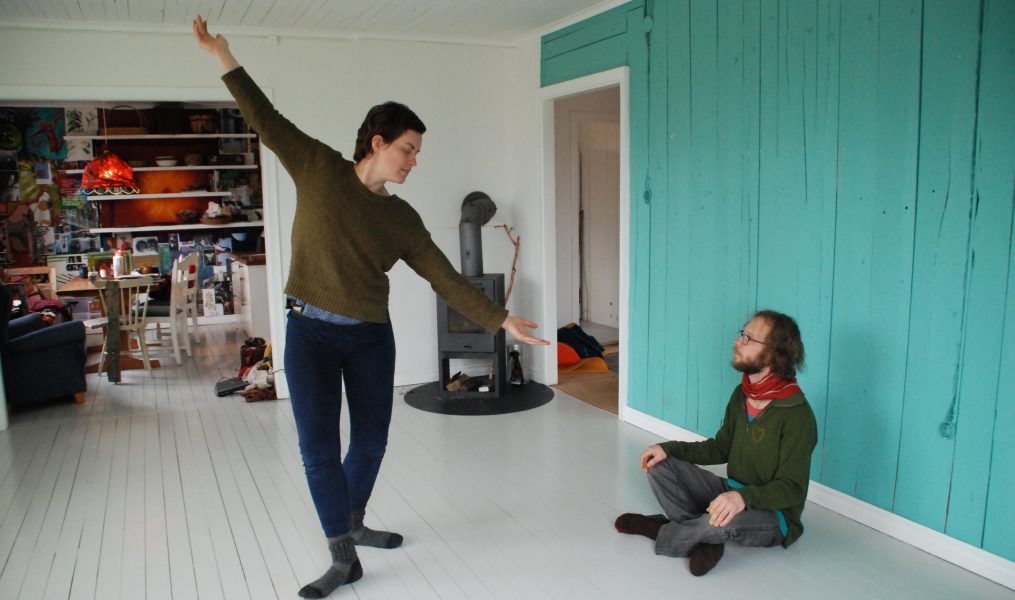 Sarah Åkergren och Johan Sjöblom praktiserar inkännande och utforskande rörelser och ger uttryck för det kroppen signalerar i stunden.
