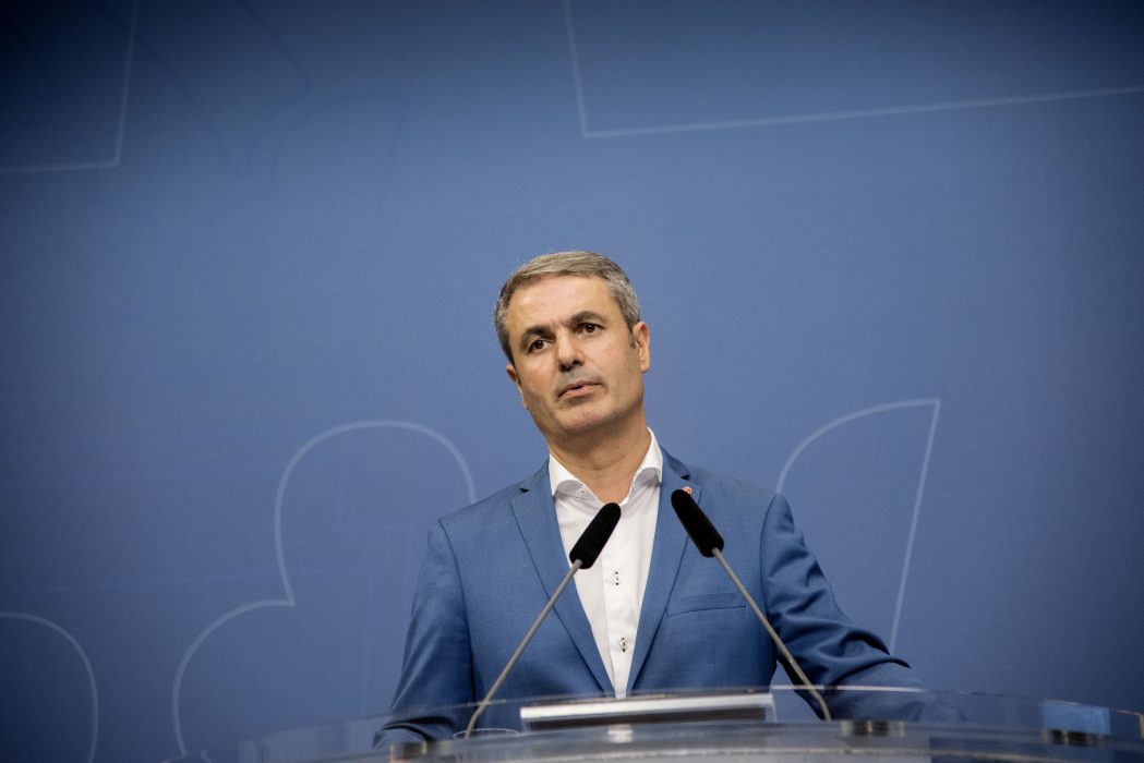 Näringsminister Ibrahim Baylan (S) är kritisk till förslaget att sälja statens ägande i Telia.