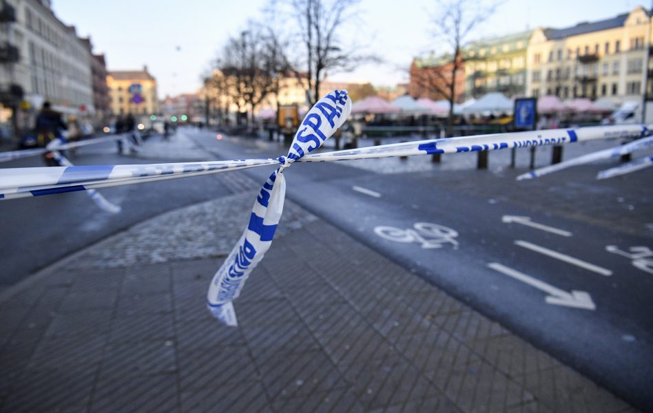 Polis och avspärrningar vid Möllevångstorget i Malmö efter våldtäkten som inträffade i november förra året.