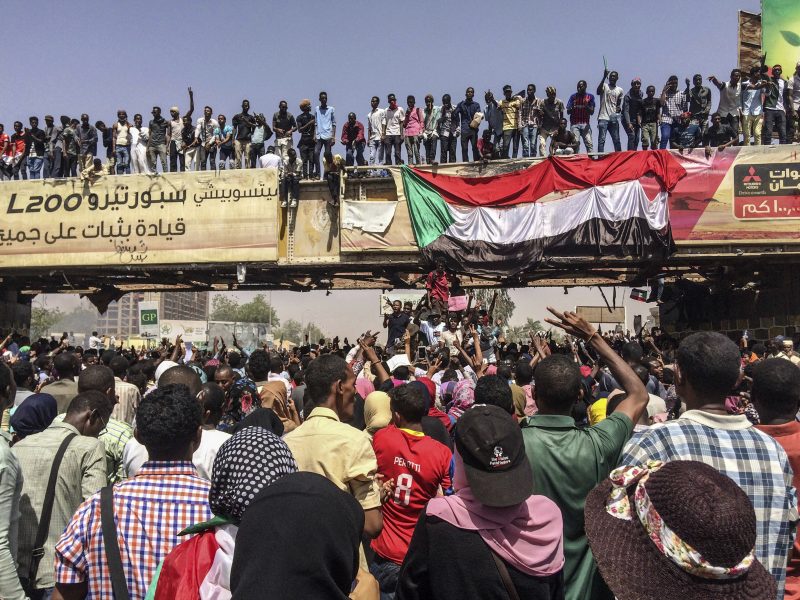 Protester vid militärhögkvarteret i Khartoum.