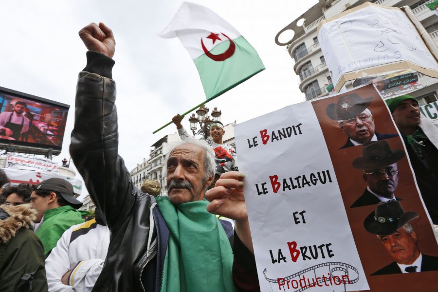 En man demonstrerar mot den styrande så kallade B-trion under en marsch i Algeriets huvudstad Alger i april.
