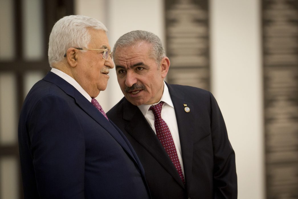 Den palestinske presidenten Mahmud Abbas och den nye premiärministern Mohammad Ishtayeh.