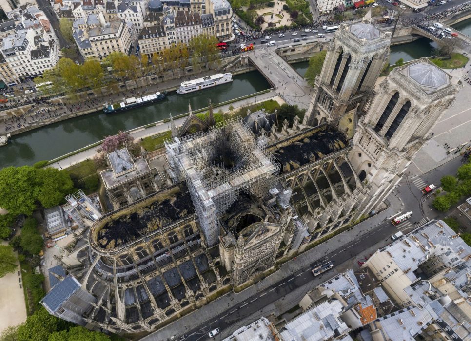 Notre-Dame började brinna i måndags.