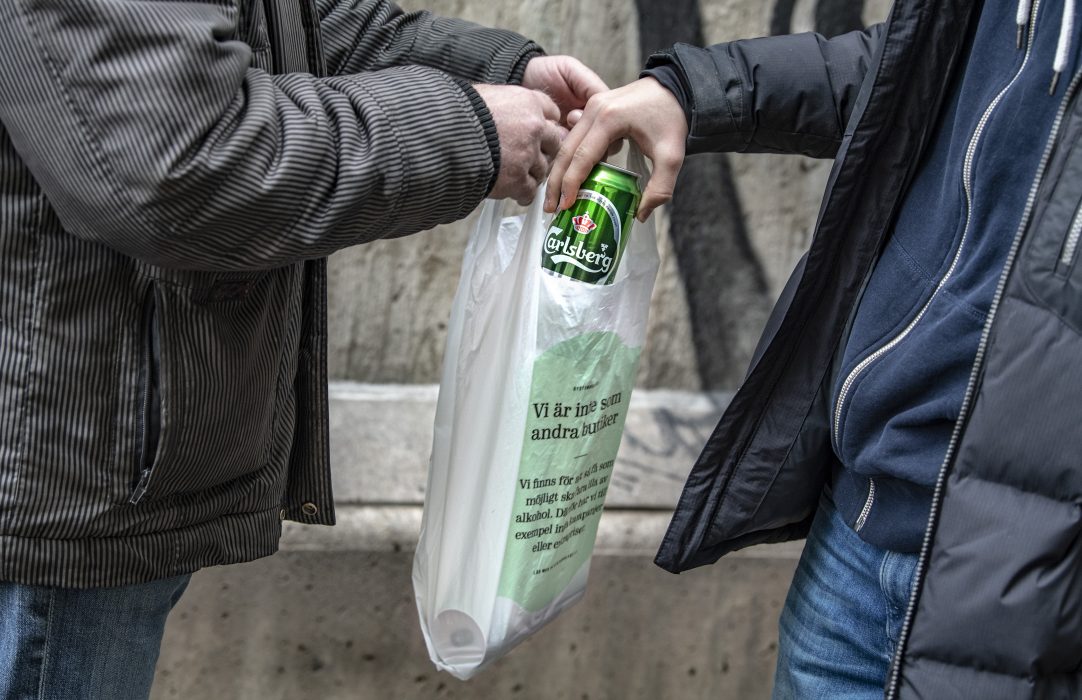 Var fjärde person mellan 20 och 28 år tycker det är okej att köpa ut alkohol, visar en undersökning.