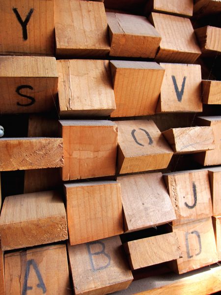 Du kan göra bokstavsbrickor av trä eller kartong, eller så använder du bokstavsklotsar, plockar sönder gamla tangentbord eller lånar bokstavsbrickorna från ett alfapet- eller scrabble-spel.