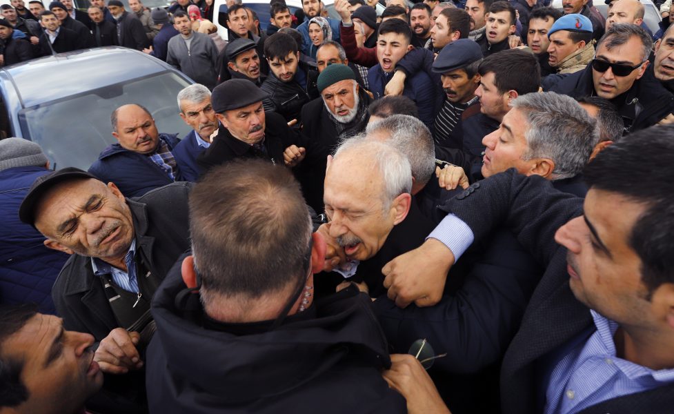 Den turkiske oppositionsledaren Kemal Kiliçdaroglu överfölls vid en begravning på söndagen.