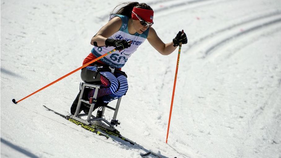 Amerikanska Joy Rondeau tävlar i 1,1 kilometer sittande längdskidåking i Paralympics i Pyeongchang 2018.
